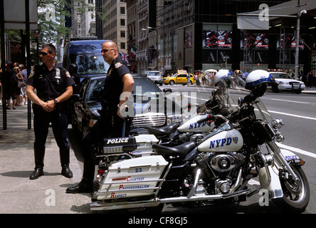 Polizisten und Motorräder auf der Straße New York City USA Stockfoto