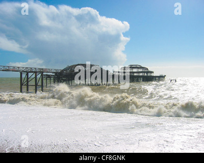 West Pier Brighton in rauer See brechenden Wellen am Strand Stockfoto