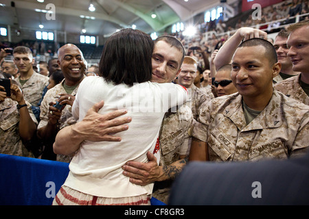 First Lady Michelle Obama grüßt Marines mit einer Umarmung nach ihren Ausführungen zu 3.000 Marines, Soldaten, Matrosen und militärische Familienmitglieder am Memorial Field House 13. April 2011 in Camp Lejeune, North Carolina. Stockfoto