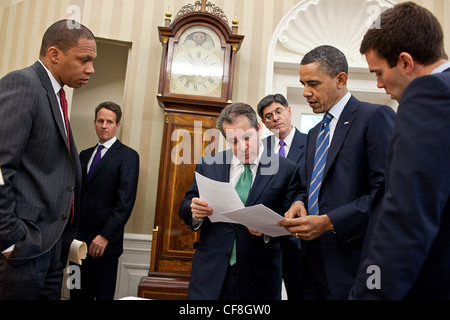 Präsident Barack Obama Bewertungen seine Finanzpolitik Rede mit Beratern im Oval Office 13. April 2011 in Washington, DC. Stockfoto