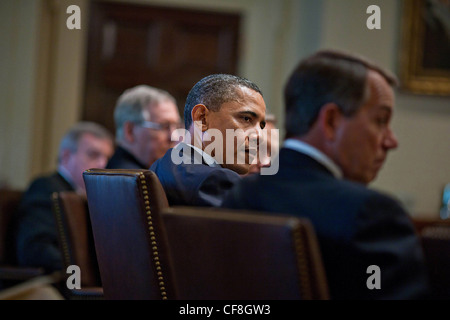 Präsident Barack Obama trifft sich mit parteiübergreifende Haus und Senat Führung in der Cabinet Room des weißen Hauses seiner bevorstehenden finanzpolitischen Rede 13. April 2011 in Washington, DC zu diskutieren. Stockfoto