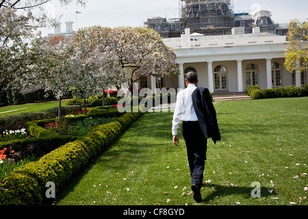 Präsident Barack Obama kehrt in das Oval Office durch die Rose Garden nach überraschenden Studenten aus Altona Middle School während ihre weißen Haus 11. April 2011 in Washington, DC-tour. Stockfoto