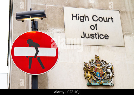 Kein Eintrag Zeichen unkenntlich gemacht um zu schauen, wie ein Teil davon wird gestohlen. Das Schild befindet sich außerhalb der High Court of Justice in London, England. Stockfoto