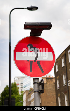 Kein Eintrag Zeichen unkenntlich gemacht um zu schauen, wie ein Teil davon wird gestohlen. Das Zeichen ist im Westend von London, England. Stockfoto