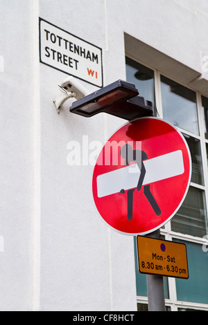 Kein Eintrag Zeichen unkenntlich gemacht um zu schauen, wie ein Teil davon wird gestohlen. Das Zeichen ist im Westend von London, England. Stockfoto