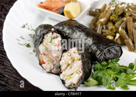 Souffle von Filet vom Zander, Garnelen, Krebsfleisch, Kokosnuss und Lauch eingewickelt in Nori garniert mit grünen Bohnen Stockfoto