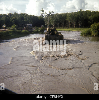 APC durchqueren Fluss bei Suche und zerstören mission 1: 5 (mechanisiert) Infanterie CU CHI Vietnamkrieg 1966 M113 armored Personne Stockfoto