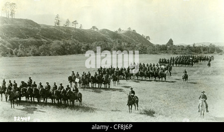 Ein Geschwader von der 9. US-Kavallerie steht auf Pferde in Formation in Fort Robinson, Nebraska 1889 während der Indianerkriege, schwarz Stockfoto