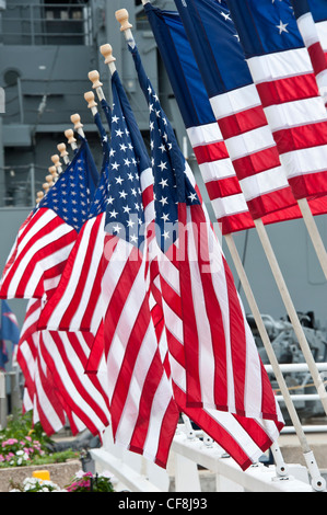 Reihe von amerikanischen Flaggen auf dem Schlachtschiff Missouri in Pearl Harbor, Hawaii. Stockfoto