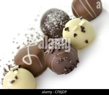 Pralinen-Sortiment auf weißem Hintergrund Stockfoto