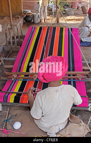 Mann macht Ghongadi, Desi Decke aus Schaf Wolle, handgefertigte Multicolor Wolldecke, Indien Stockfoto