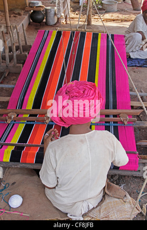 Mann macht Ghongadi, Desi Decke aus Schaf Wolle, handgefertigte Multicolor Wolldecke, Indien Stockfoto