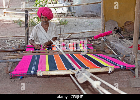 Mann macht Ghongadi, Desi Decke aus Schaf Wolle, handgefertigte Multicolor Wolldecke, Indien Stockfoto