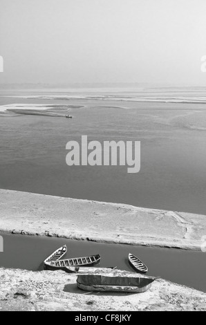 leere Zeile Boote am Ufer des Ganges, Lavayan Dorf in der Nähe von Allahabad, Indien Stockfoto