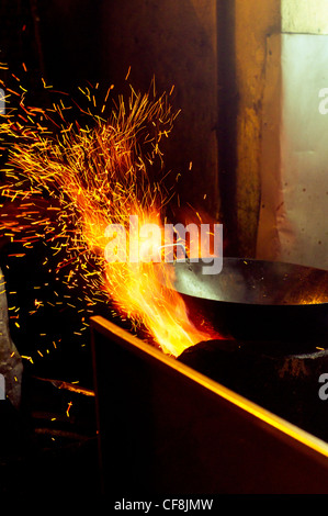 Wok Kochen im asiatischen Stil, gemeinsamen Szene an der Straße in den asiatischen Ländern. Foto ist in Malaysia. Stockfoto