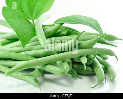 frische grüne Bohnen auf weißem Hintergrund Stockfoto