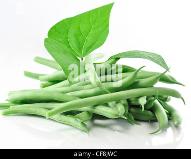 frische grüne Bohnen auf weißem Hintergrund Stockfoto