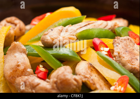 Fried Chicken mit Paprika auf roten Tischdecke schießen in einem studio Stockfoto