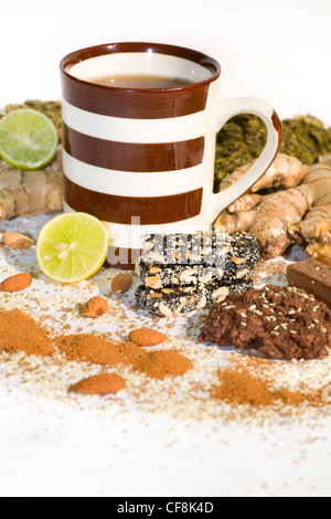 Tasse Tee mit Zutaten für Tee und Keksen auf weißem Hintergrund Stockfoto