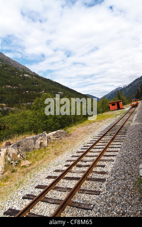 Schienen Sie in die Ferne führen. Stockfoto