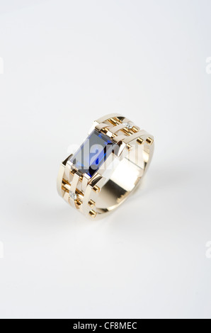 Goldring mit großen blauen Edelstein und kleineren Diamanten Stockfoto