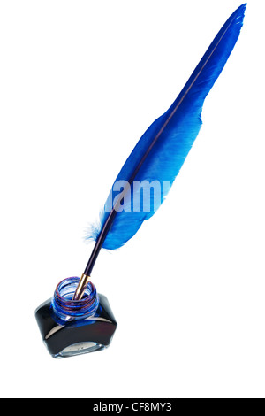 einem blauen Stift mit einer Flasche Tinte auf weißem Hintergrund Stockfoto
