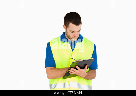 Junge Lieferbote Lieferschein ausfüllen Stockfoto