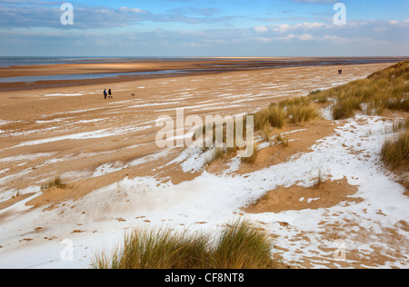 Schnee bedeckt die Dünen und Strand von Holkham Bay an der Küste von Norfolk im winter Stockfoto