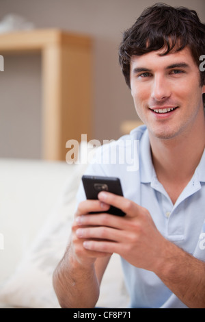 Lächelnder Mann mit Handy in der Hand Stockfoto