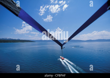 Parasailing, Lake Tahoe, Kalifornien, USA, USA, Amerika, Parasailing, Luftaufnahme, Schnellboot, Sierra Nevada, Stockfoto