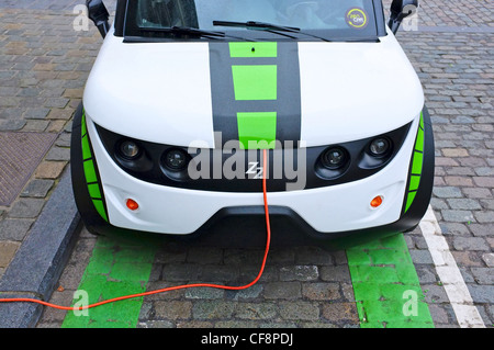 Grüne Energie ' Zen' electric Car-Sharing Fahrzeug aufladen im Stadtzentrum von Brüssel Stockfoto