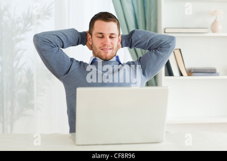 Geschäftsmann, lehnt sich zurück in seinem homeoffice Stockfoto