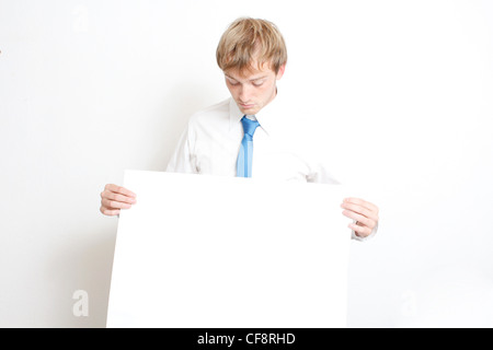 Business-Mann blickte auf Schild Stockfoto