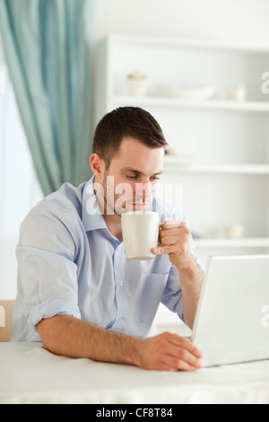 Geschäftsmann mit einer Tasse Kaffee Stockfoto