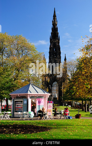 Herbst Farben, Scott Monument, Princes Street Gardens, Edinburgh, Schottland Stockfoto