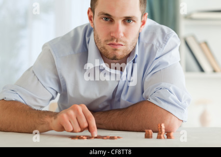 Verzweifelter Geschäftsmann seine kleine Münzen zählen Stockfoto