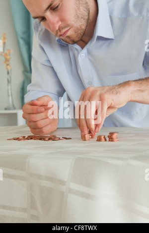 Verzweifelter Geschäftsmann sein Kleingeld zählen Stockfoto