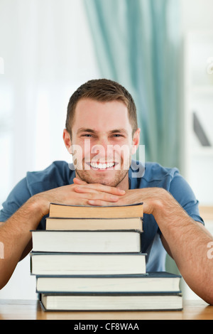 Student mit seinen Büchern lächelnd Stockfoto