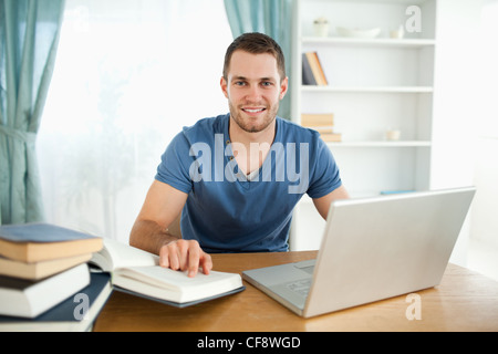 Lächelnd Schüler glücklich über seine Forschungsergebnisse Stockfoto