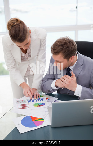 Geschäftsfrau erklären Forschungsergebnisse Stockfoto