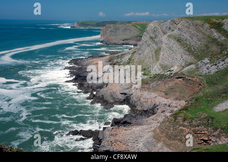 Die roten Kammer Klippen am Thurba auf der Gower-Halbinsel. Stockfoto