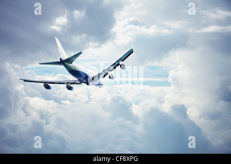 Passagierflugzeug fliegen durch die dicken Wolken Stockfoto