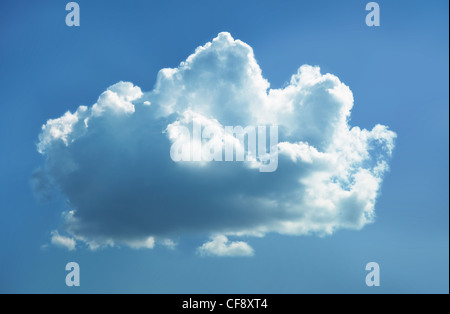 Einsame Wolke am blauen Himmel Stockfoto