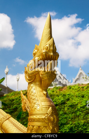 Drachenstatue Kaew Grovaram Tempel, Krabi, Thailand Stockfoto