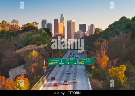 Pasadena Freeway (CA Autobahn 110) führt zu Downtown Los Angeles, California, Vereinigte Staaten von Amerika Stockfoto