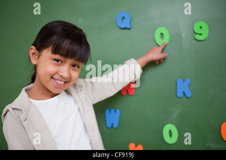 Schulmädchen zeigen auf einen Brief Stockfoto