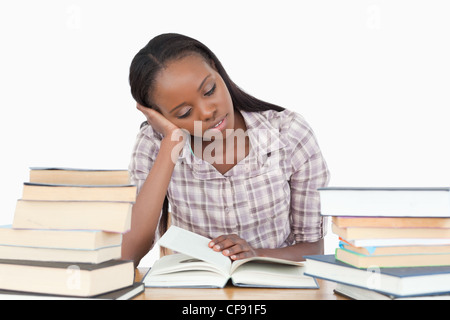 Junge Frau fast einschlafen beim Lesen Stockfoto