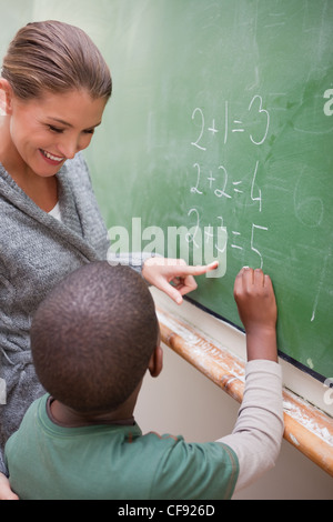 Porträt einer schönen Lehrer und ein Schüler stellt eine Ergänzung Stockfoto