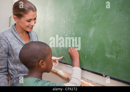 Nette Lehrer und ein Schüler stellt eine Ergänzung Stockfoto