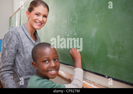 Lächelnd, Lehrer und ein Schüler stellt eine Ergänzung Stockfoto